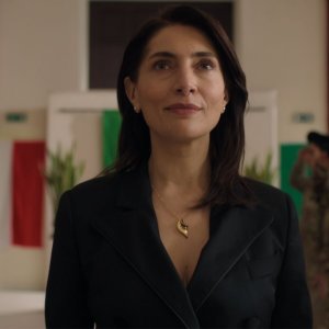 N.E.E.T.: Caterina Murino in una scena con l'esercito