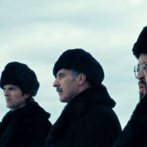 Scissione. Adam Scott, John Turturro, Zach Cherry e Britt Lower in una scena della seconda stagione.