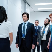 Scissione.  Sarah Bock, Adam Scott, John Turturro, Zach Cherry e Britt Lower in una scena della seconda stagione.