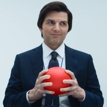 Scissione. Adam Scott in una scena della seconda stagione.