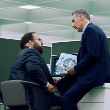 Scissione. John Turturro e Zach Cherry in una scena della seconda stagione.