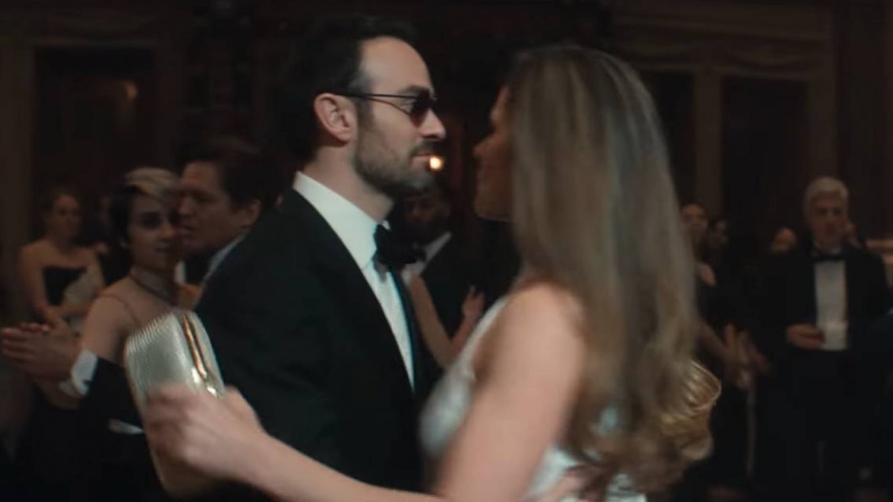 Daredevil: Rinascita, Charlie Cox e Margarita Levieva in un frame del trailer