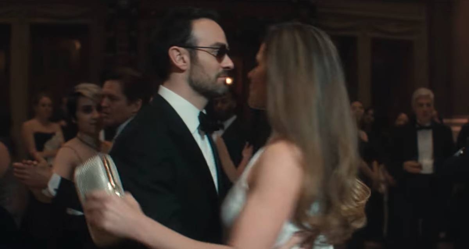 Daredevil: Rinascita, Charlie Cox e Margarita Levieva in un frame del trailer