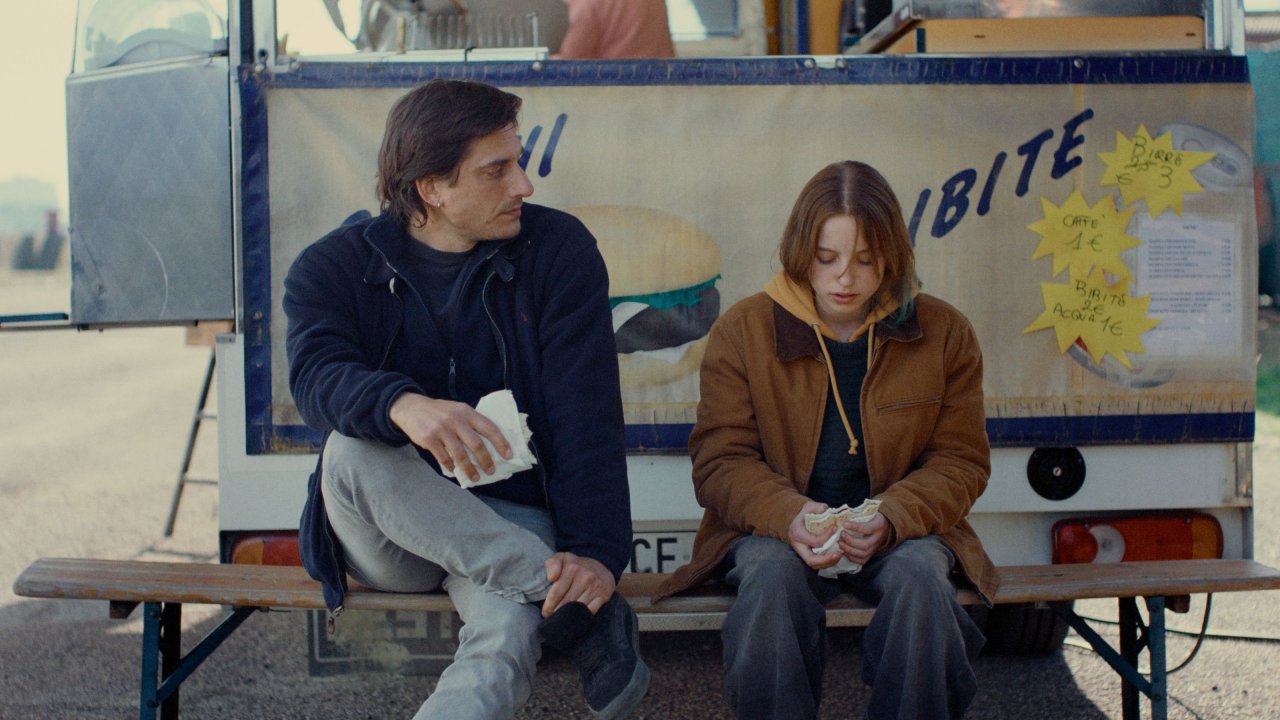 Luca Marinelli è un padre confuso nel trailer di Paternal Leave, nei cinema dal 15 maggio