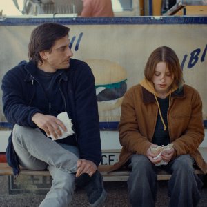 Paternal Leave: Luca Marinelli e l'esordiente Juli Grabenhenrich seduti accanto