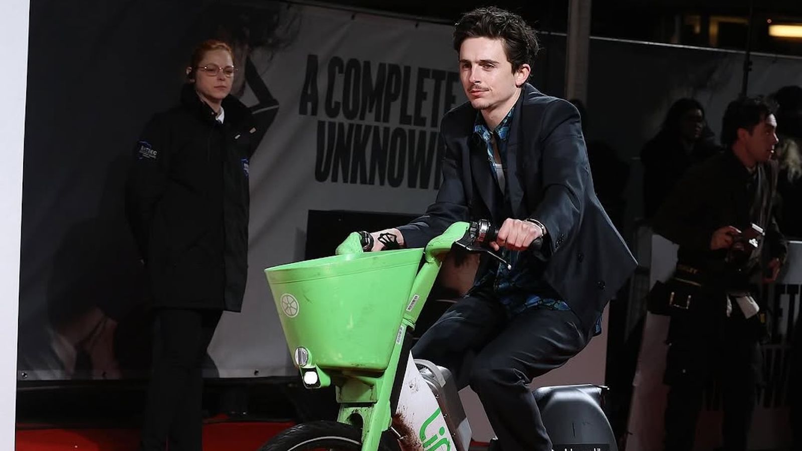 Timothee Chalamet in bicicletta sul red carpet