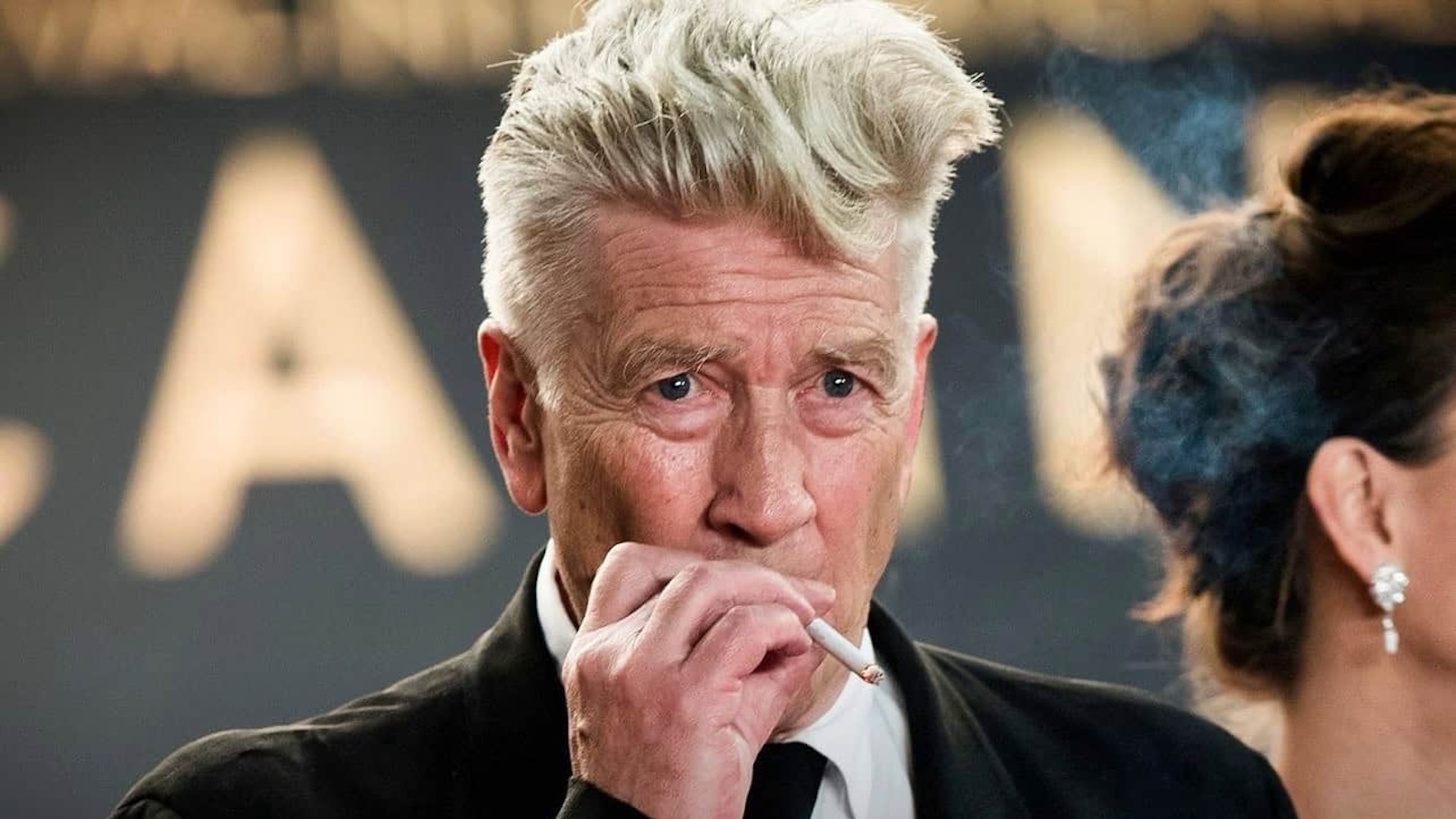 David Lynch mentre fuma una sigaretta