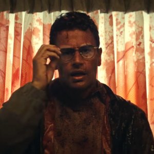 The Monkey: Theo James ricoperto di sangue in una scena