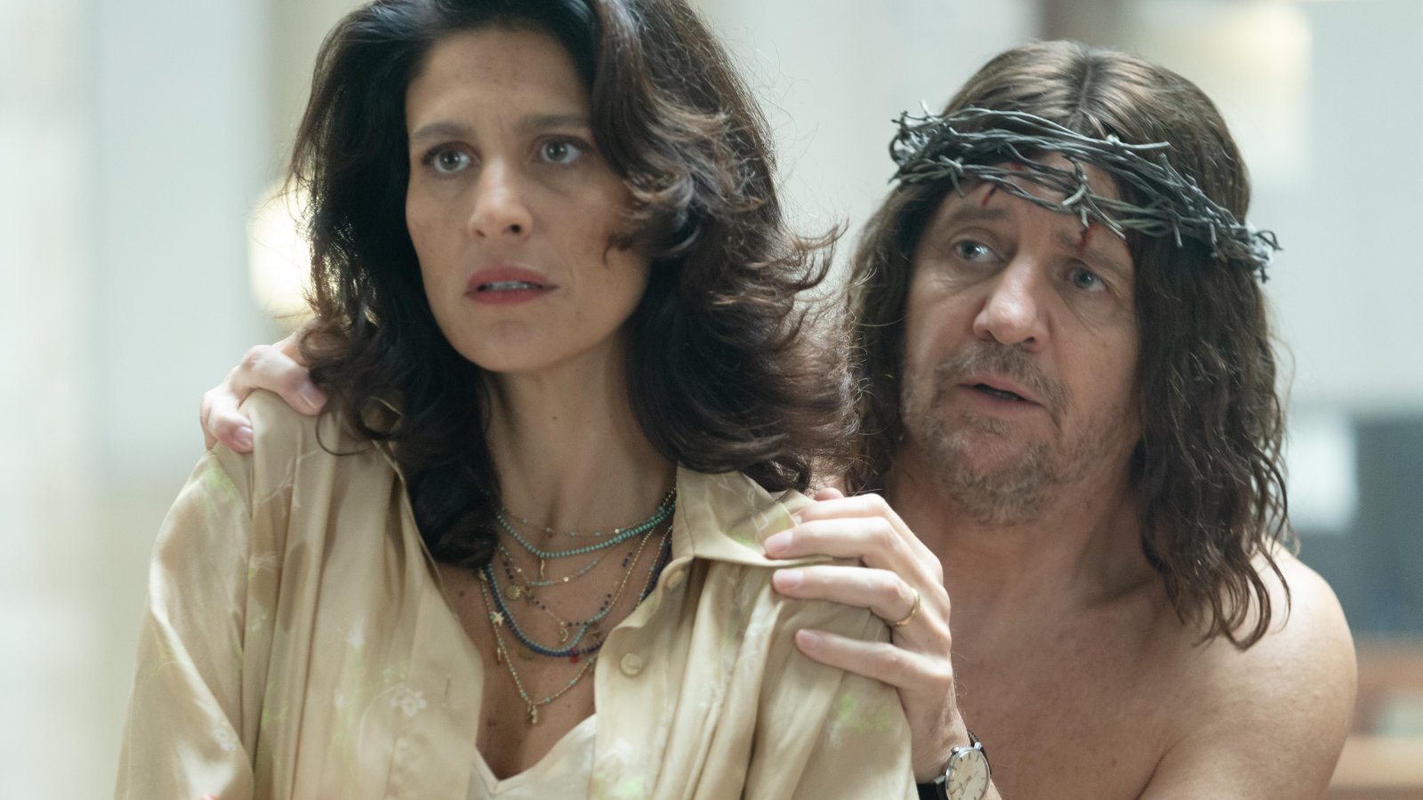 Fabio De Luigi vestito da Gesù si nasconde dietro Giulia Bevilacqua