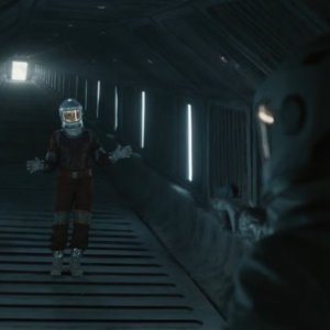 Silo. Rebecca Ferguson e Tim Robbins nella scena finale della seconda stagione.