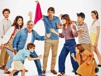 10 giorni con i suoi, recensione: la dolcezza (più che la risata) per una commedia diventata saga