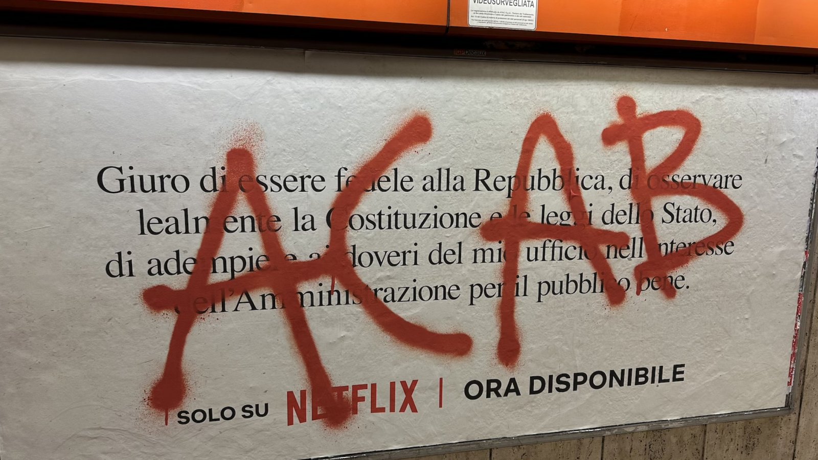 Un manifesto promozionale di ACAB affisso nella metro di Roma. Foto di Damiano Panattoni