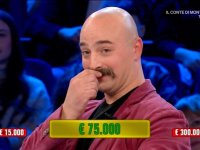 Ad Affari Tuoi succede di tutto durante la partita di Mario, poi accetta l'offerta 'tirchia' del Dottore