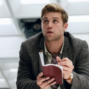 Prime Target. Leo Woodall in una scena della serie.