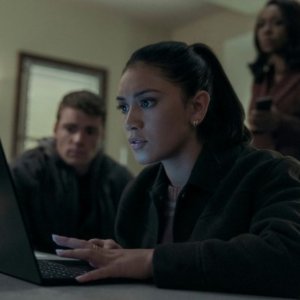 The Night Agent. Gabriel Basso, Luciane Buchanan e Amanda Warren in una scena della seconda stagione.