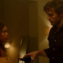 Bagman: Sam Claflin e Antonia Thomas in un momento del film
