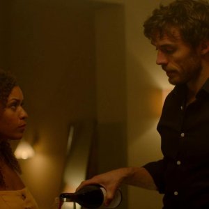Bagman: Sam Claflin e Antonia Thomas in un momento del film