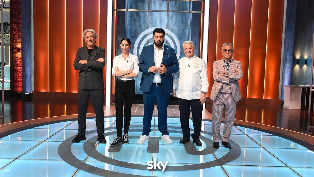 I giudici Antonino Cannavacciuolo, Giorgio Locatelli e Bruno Barbieri insieme a Iginio e Debora Massari