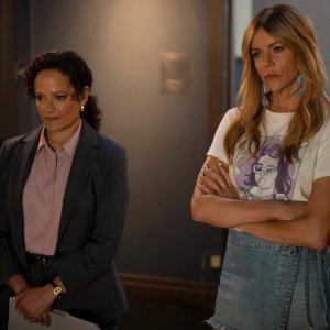 High Potential. Kaitlin Olson e Judy Reyes in una scena della serie.