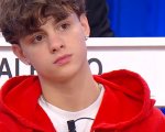 Amici 24: Luk3, sconfortato dopo la classifica degli inediti, vuole abbandonare. Interviene Maria De Filippi