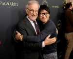 Ke Huy Quan rivela che Steven Spielberg lo ha aiutato in un momento difficile