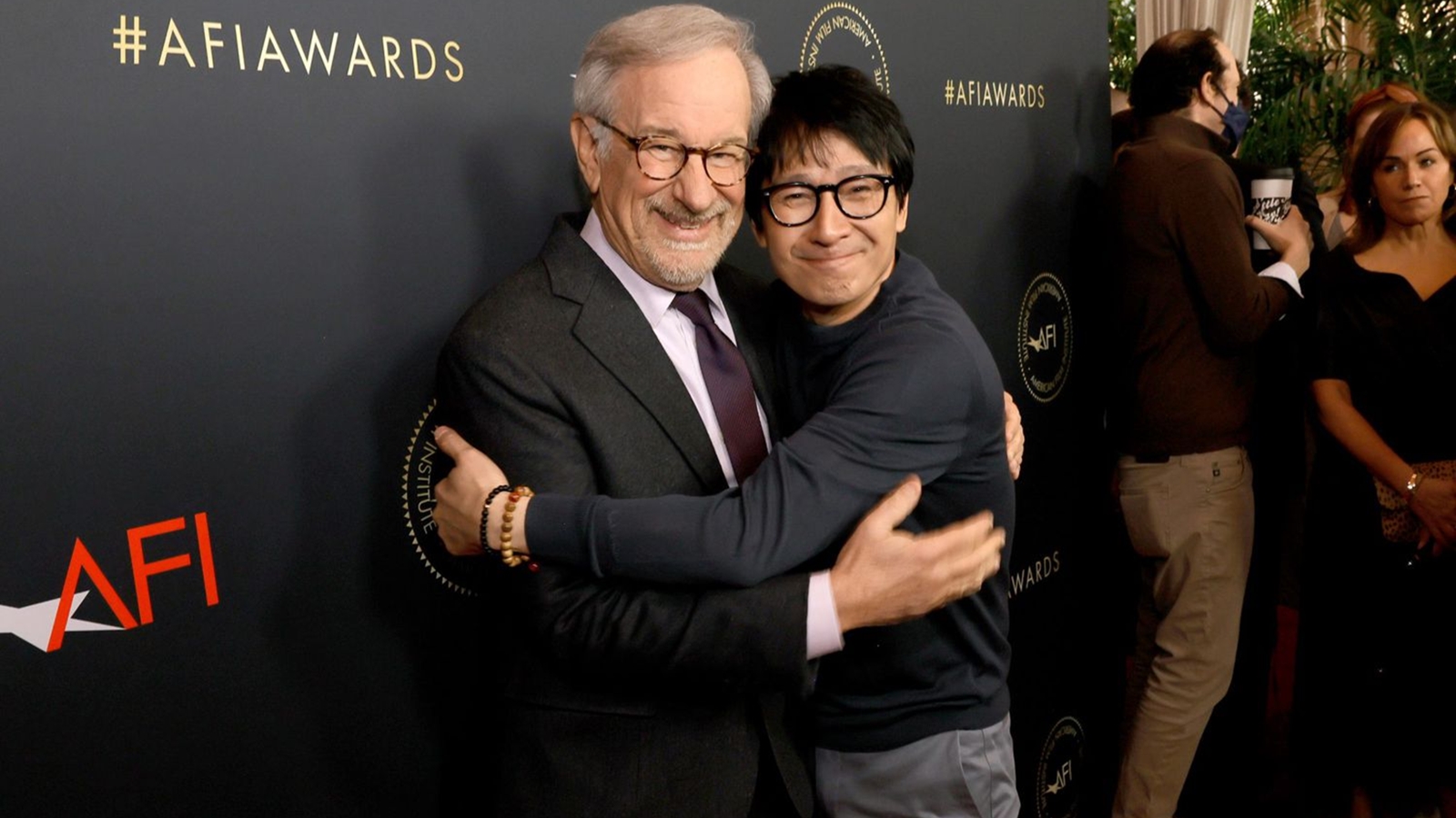 Spielberg e Ke Huy Quan in una foto