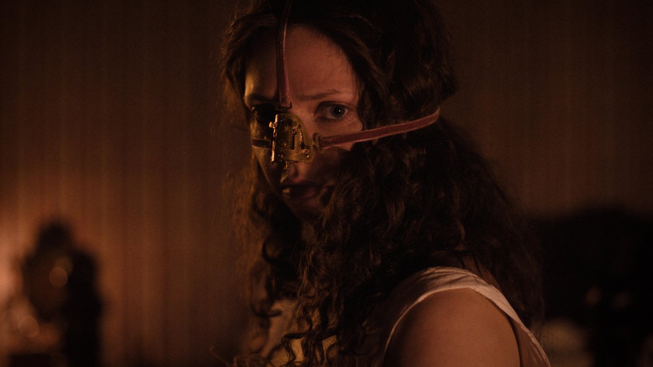 La protagonista di The Ugly Stepsister, Lea Myren, con una maschera in volto