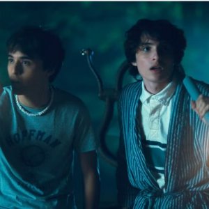 Hell of a Summer: Finn Wolfhard con l'amico con la torcia in mano