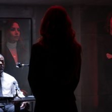 Paradise. Sterling K. Brown, Julianne Nicholson e Sarah Shahi in una scena della serie.