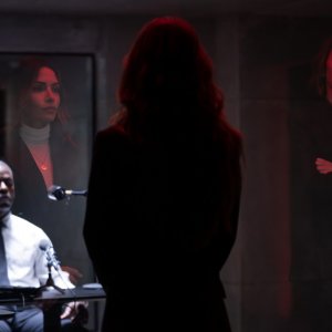 Paradise. Sterling K. Brown, Julianne Nicholson e Sarah Shahi in una scena della serie.