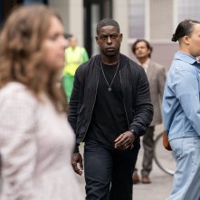 Paradise. Sterling K. Brown tra la folla nella serie Disney+.