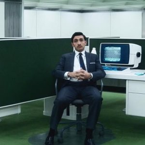 Scissione. Alia Shawkat, Stefano Carannante e Bob Balaban in un'immagine della seconda stagione.