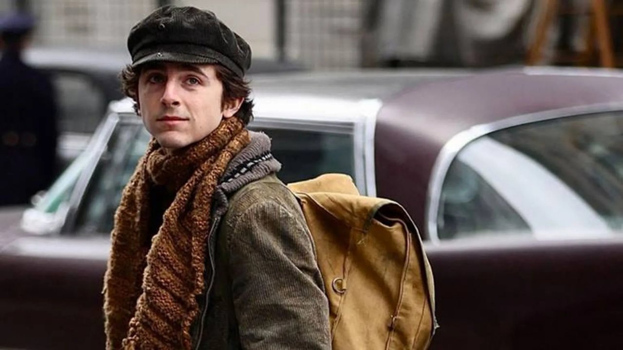 Timothée Chalamet nel ruolo di Bob Dylan