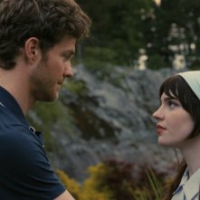 Companion: Sophie Thatcher con Jack Quaid in una foto