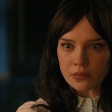 Companion: Sophie Thatcher in lacrime