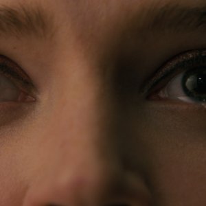 Companion: un dettaglio del volto di Sophie Thatcher