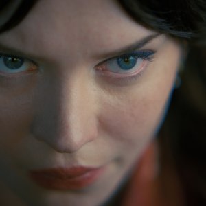 Companion: Sophie Thatcher in un primo piano