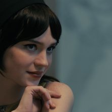 Companion: Sophie Thatcher in una sequenza