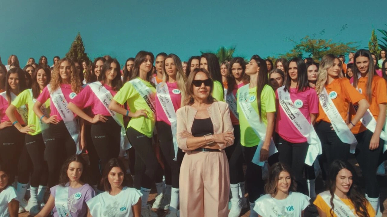 Miss Italia non deve morire: Patrizia Mirigliani con le concorrenti