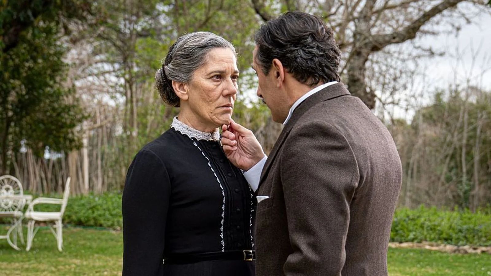 Vera e Ayala in una scena de La Promessa