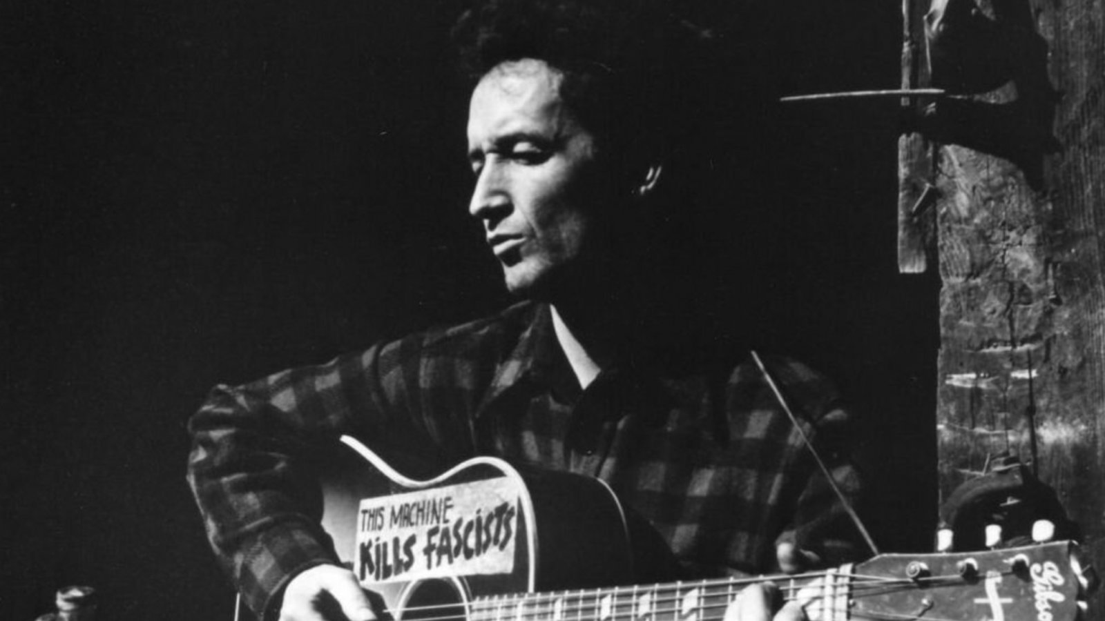 Woody Guthrie e la sua chitarra