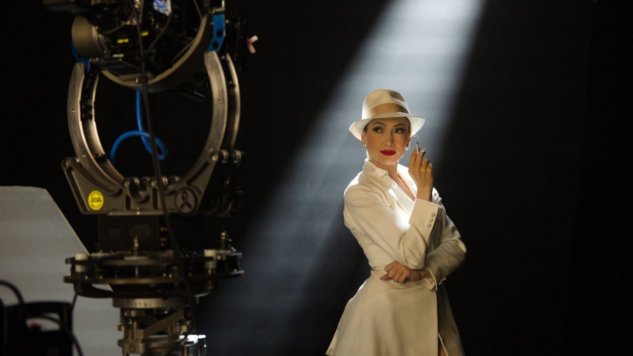 Jennifer Lopez in una scena di Kiss of the Spider Woman