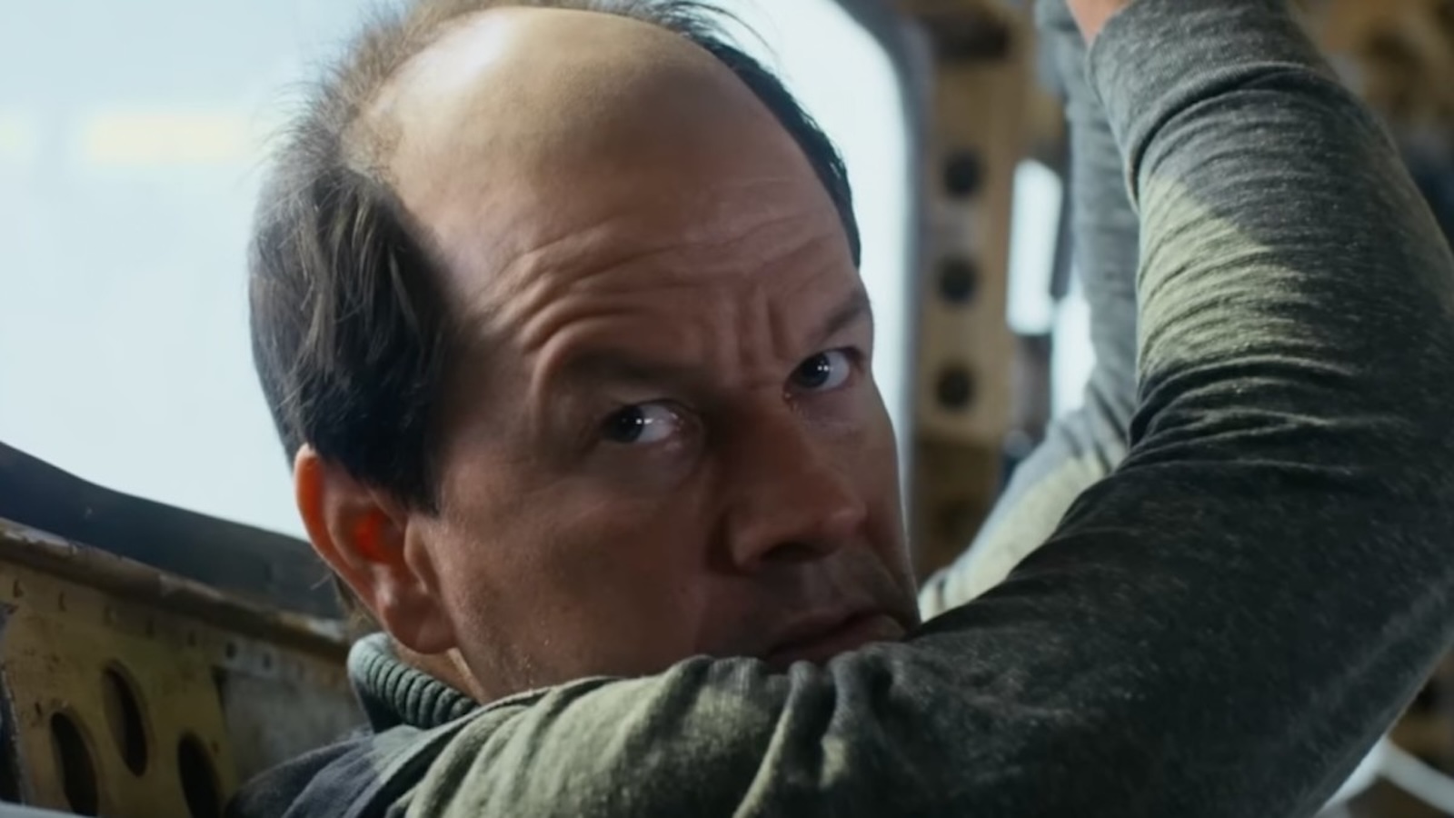 Mark Wahlberg in una scena di Flight Risk