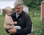 Alec e Hilaria Baldwin alle prese con figli, problemi e il processo all'attore nel trailer di The Baldwins