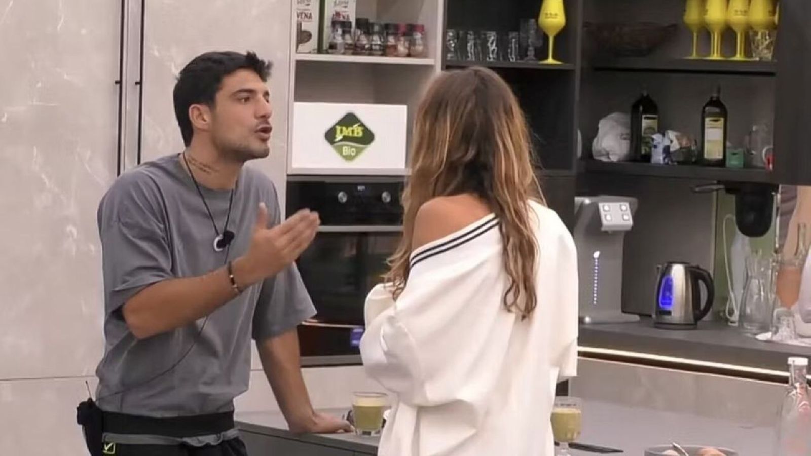 Lorenzo Spolverato e Helena Prestes discutono in cucina