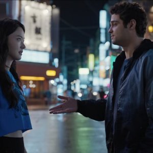 The Recruit. Noah Centineo e Do-Hyun Shin in una scena della seconda stagione.