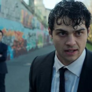 The Recruit. Noah Centineo e Teo Yoo in una scena della seconda stagione.