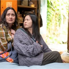 The Wedding Banquet: Kelly Marie Tran e Lily Gladstone in una scena