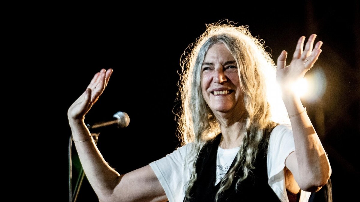 Patti Smith sviene durante concerto in Brasile e continua lo show in sedia a rotelle