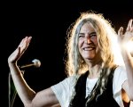Patti Smith sviene durante concerto in Brasile e continua lo show in sedia a rotelle